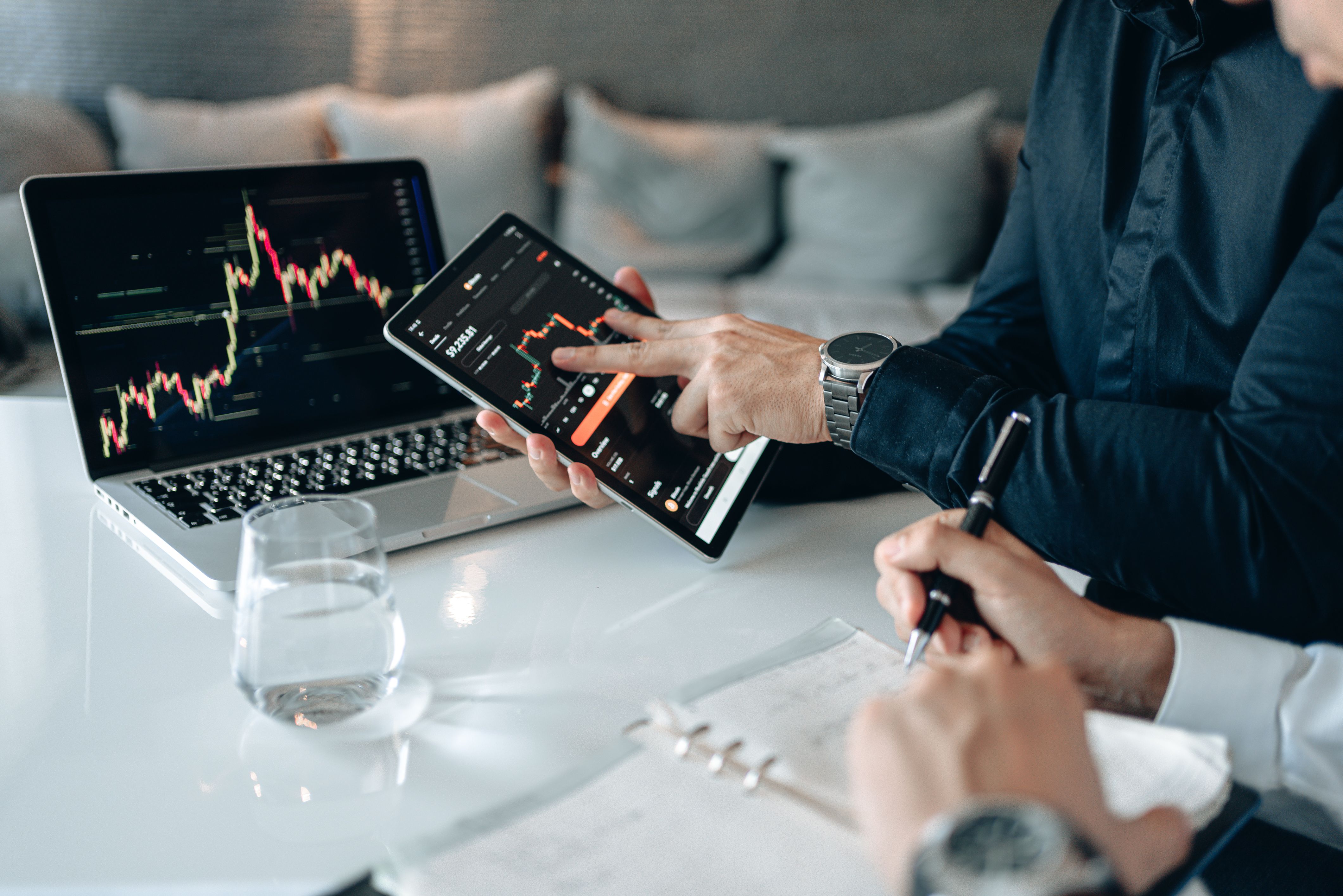 Auditoría financiera y revisión de procesos