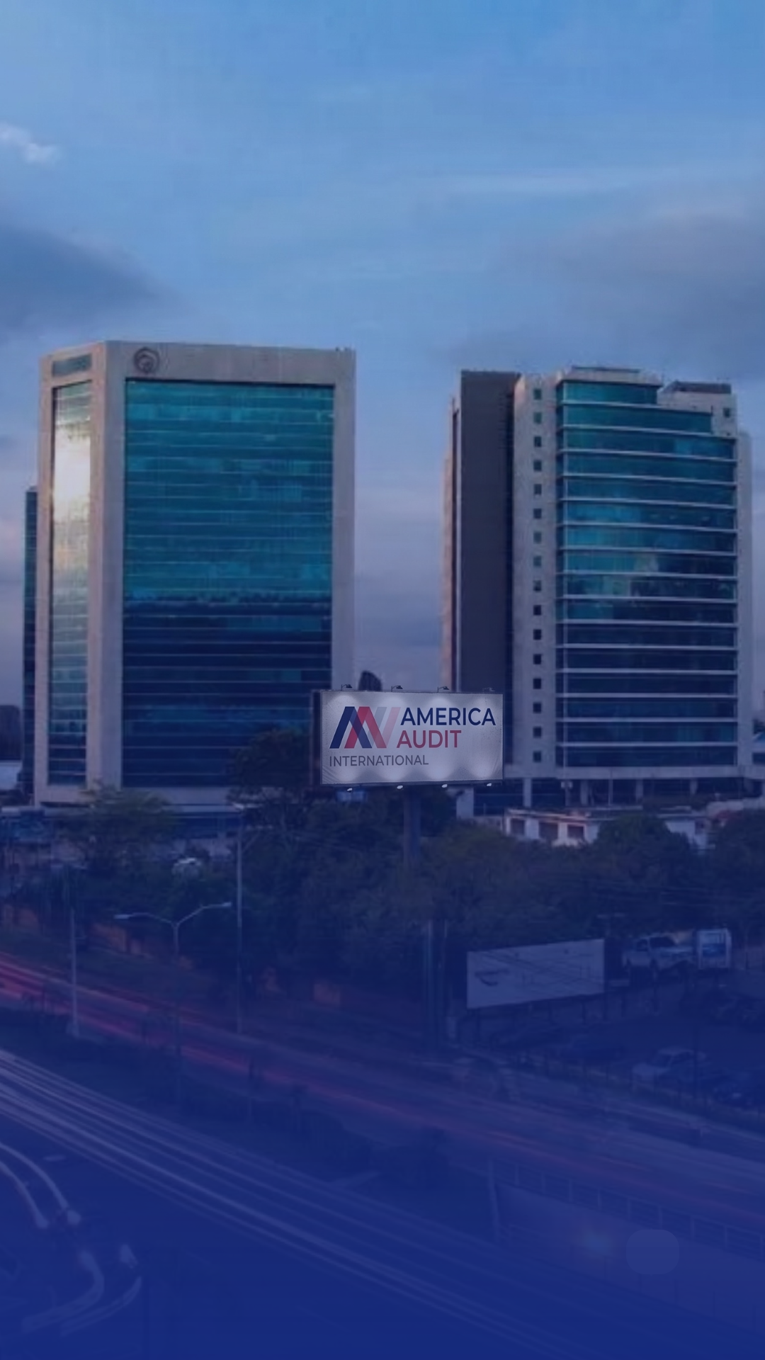Equipo de trabajo revisando información operativa